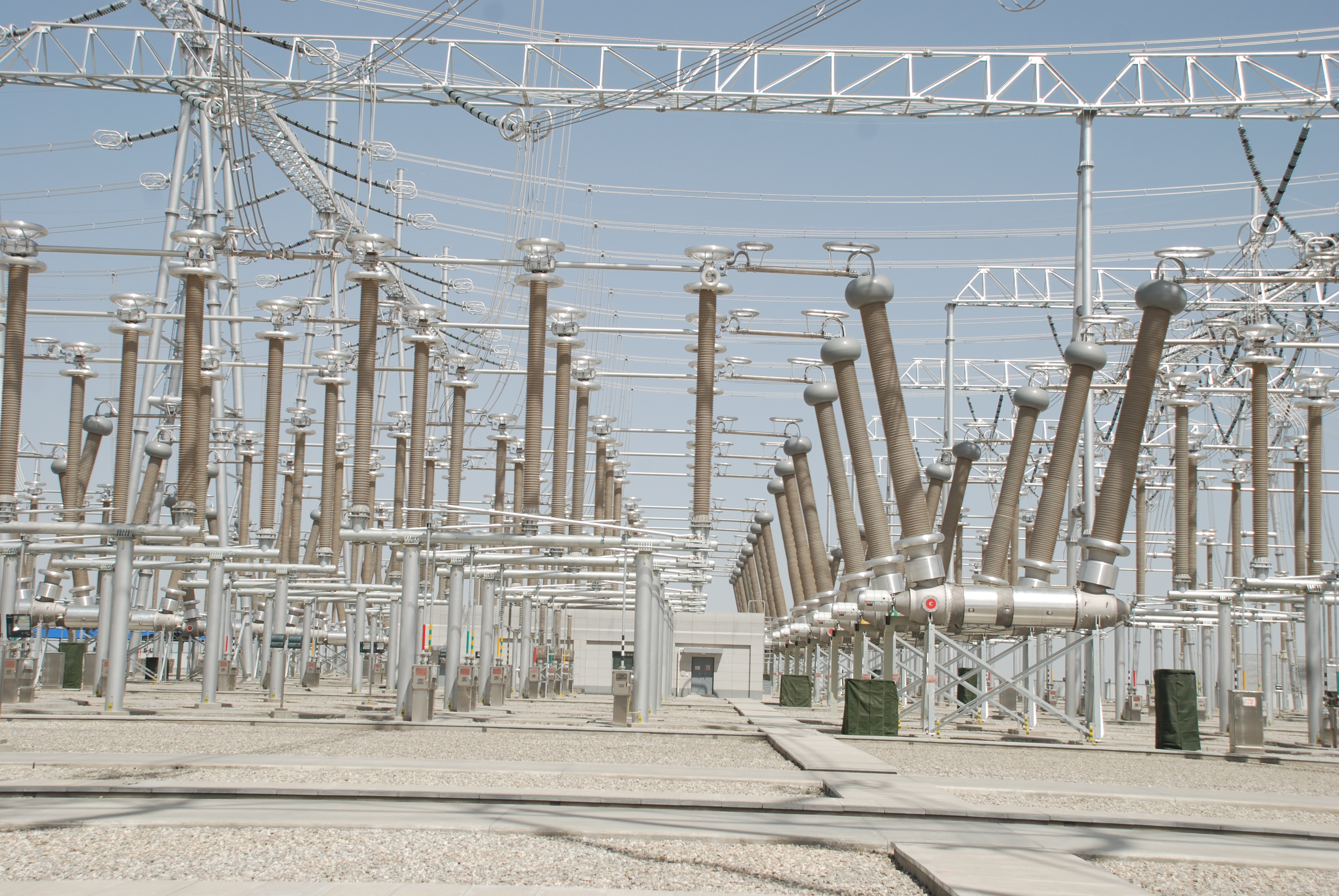 甘肅敦煌750kV沙洲全復合外絕緣變電站，2013年投運.JPG